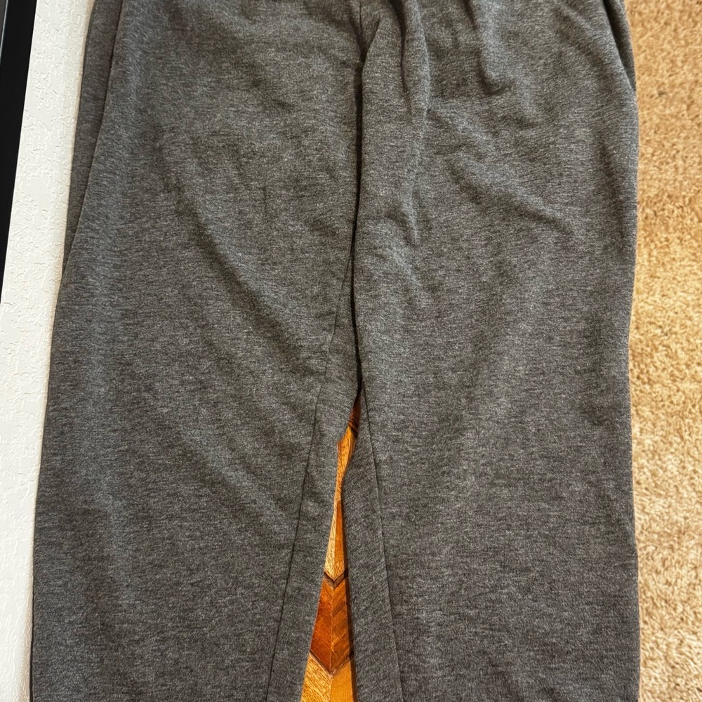Set a three Capri Joggers! Size medium - Picture 5 of 8
